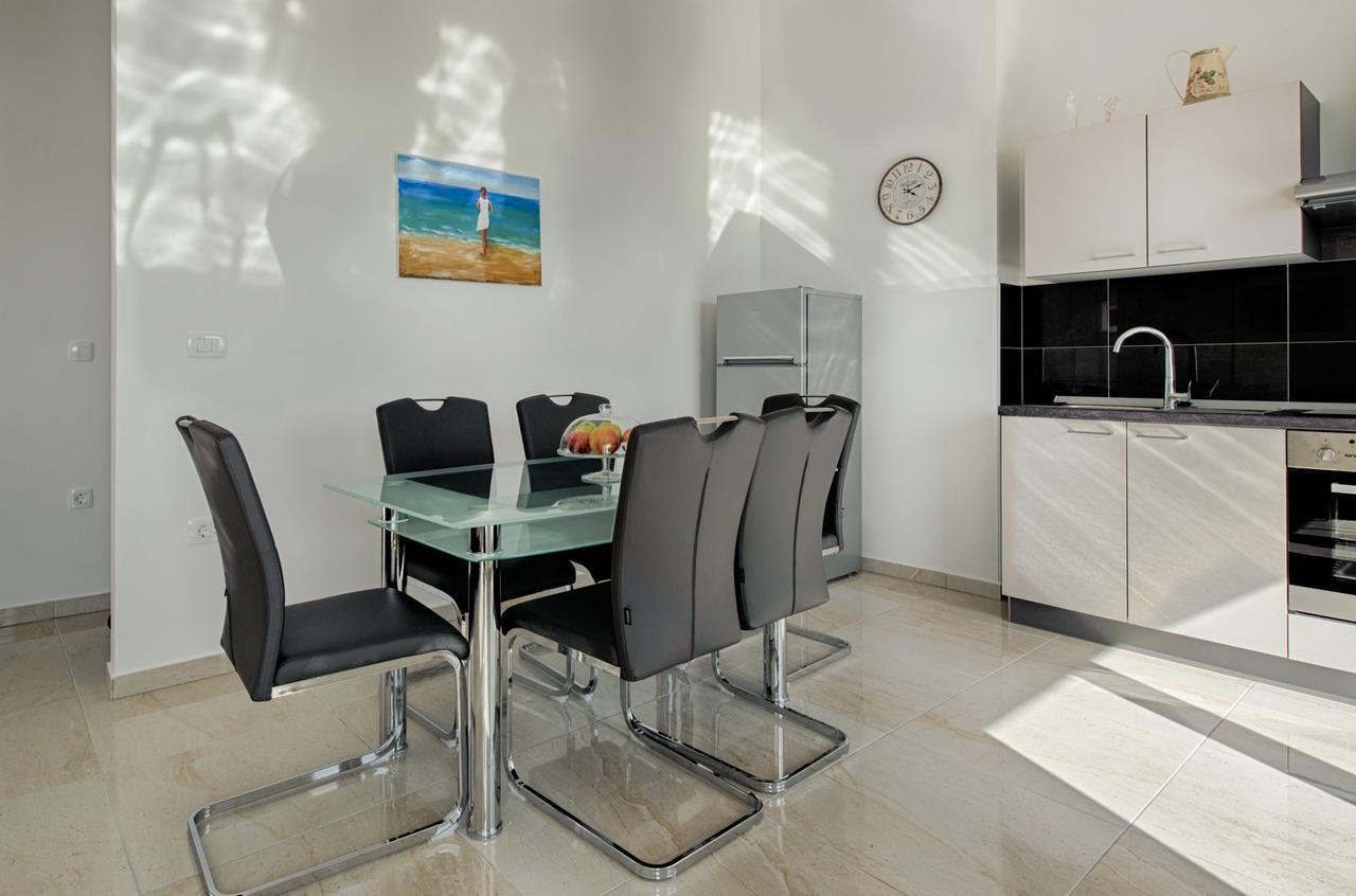 Cezar Luxury Apartment Omiš Esterno foto