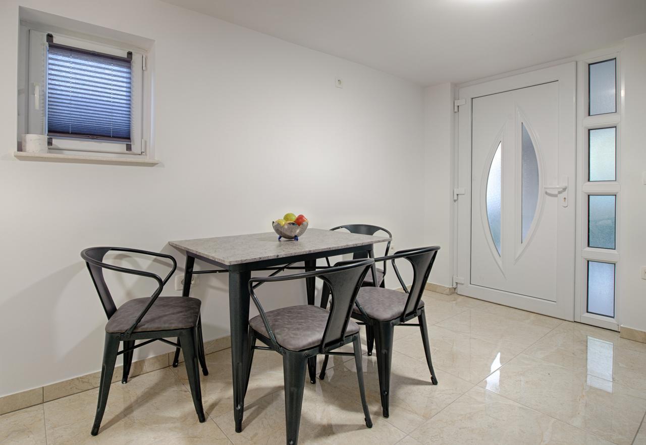 Cezar Luxury Apartment Omiš Esterno foto